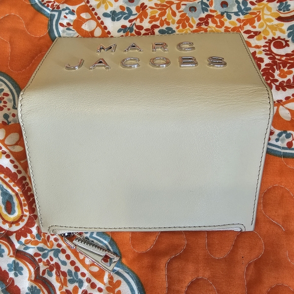 Marc Jacobs Slim Bifold Wallet - Picture 3 of 5
